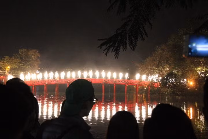 Đúng thời khắc giao thừa, trên cầu Thê Húc đi vào đền Ngọc Sơn, TP Hà Nội đã bố trí dàn pháo sáng để tạo điểm nhấn cho năm mới.