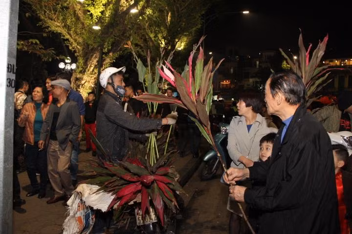 Người dân mua lộc đầu năm.