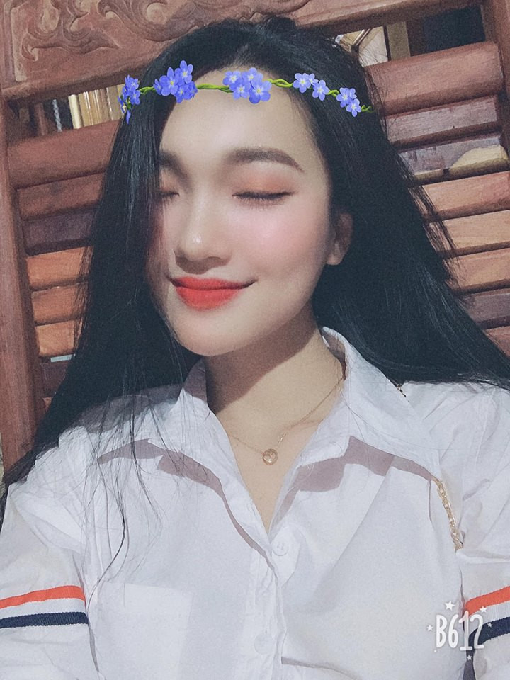 Thậm chí, cả bạn gái cầu thủ Việt Nam - Phan Văn Đức cũng đã đăng tải bức ảnh diện chiếc áo sơ-mi trắng gây bão trong dịp Tết 2019.