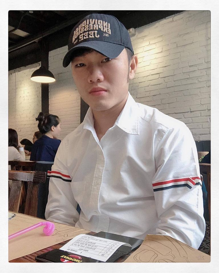 Hồi tháng 10, Lương Xuân Trường của đội tuyển Việt Nam gây chú ý khi đăng tải hình ảnh bảnh bao trong chiếc sơ mi trắng có 3 vạch màu ở cánh tay. Ngay sau đó, Tết 2019 trên MXH rất nhiều bạn trẻ đã đua nhau khoe ảnh mặc chiếc áo này.