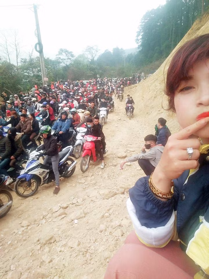 Theo ghi nhận của các dân mạng, Không chỉ ở Tam Đảo mà các đền, chùa hay tụ điểm giải trí khác cũng có rất đông đảo người đổ về chơi Tết.