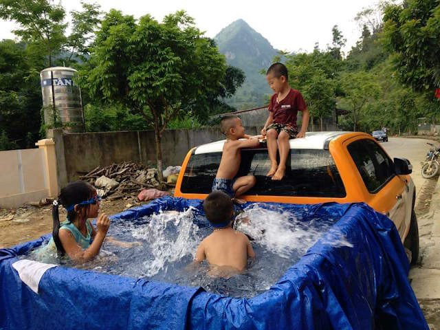 Lấy phần chở đồ của ô tô làm bể bơi, ai có thể chất hơn những bạn trẻ này.