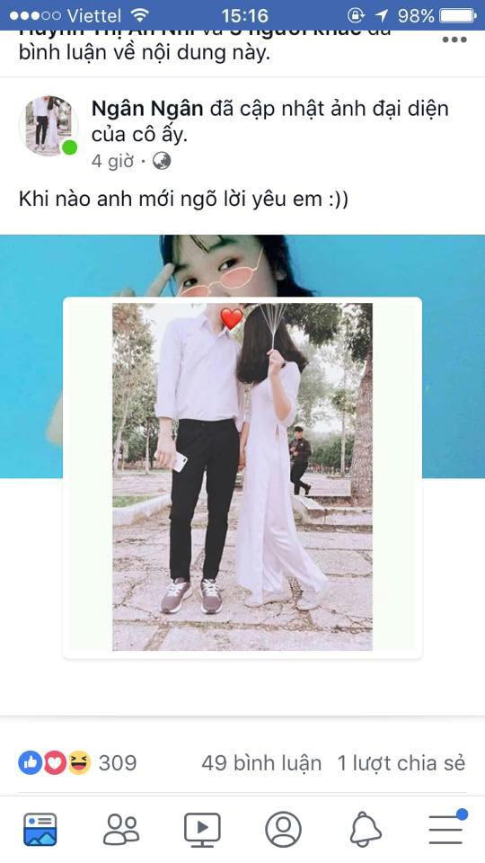 Cụ thể, với trào lưu mạng xã hội mới này, các bạn đứng chụp ảnh với "nửa kia" của mình ở sân trường và không để lộ mặt. Hầu hết đều thể hiện tình cảm ý tứ và diện đồng phục nên bức hình rất trong sáng, đáng yêu đúng lứa tuổi học trò.