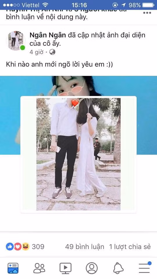 Cụ thể, với trào lưu mạng xã hội mới này, các bạn đứng chụp ảnh với "nửa kia" của mình ở sân trường và không để lộ mặt. Hầu hết đều thể hiện tình cảm ý tứ và diện đồng phục nên bức hình rất trong sáng, đáng yêu đúng lứa tuổi học trò.