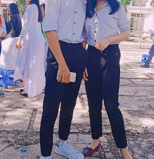 Nhưng nhiều dân mạng đã đáp lại đó là quan điểm khắt khe, xưa cũ, không còn phù hợp với hiện tại vì nhiều bạn trẻ vẫn ý thức được việc học, tình cảm trong sáng tuổi học trò là kỉ niệm đáng nhớ.