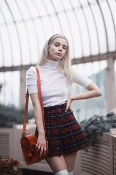 Cô bạn xinh đẹp với vòng eo cực nhỏ này cũng thường tương tác với người hâm mộ qua mạng xã hội để chia sẻ suy nghĩ, quan điểm về thời trang, cũng như văn hóa.