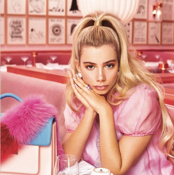 Theo nhận xét của nhiều người, chân dài sinh năm 1996 gây ấn tượng bởi biểu cảm sắc lạnh, thần thái hút hồn và phù hợp với thời trang cao cấp.