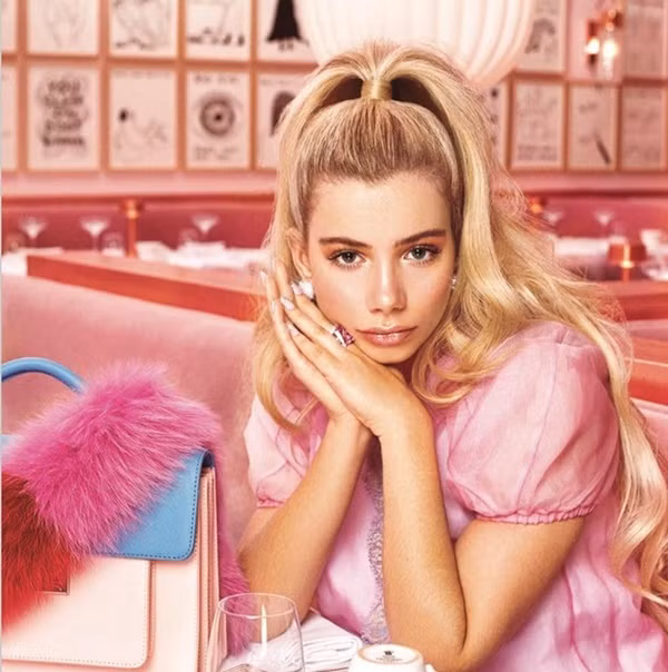 Theo nhận xét của nhiều người, chân dài sinh năm 1996 gây ấn tượng bởi biểu cảm sắc lạnh, thần thái hút hồn và phù hợp với thời trang cao cấp.