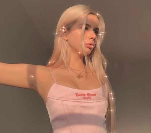 Joanna sống tại Ba Lan tới năm 13 tuổi rồi cùng gia đình chuyển tới Ireland sinh sống. Hiện cô là người mẫu tự do tại Anh, song song duy trì việc học tại thành phố Dublin, Ireland.