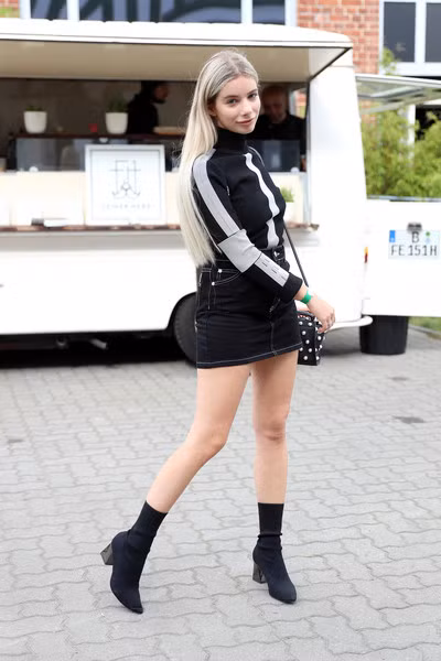 "Tôi thích đọc sách vì đó là cách tôi học tiếng Anh. Tôi thích chụp ảnh, nghe nhạc, tìm hiểu về thời trang và cả nấu ăn. Tôi không thích thể thao", nàng mẫu 23 tuổi chia sẻ với báo chí.