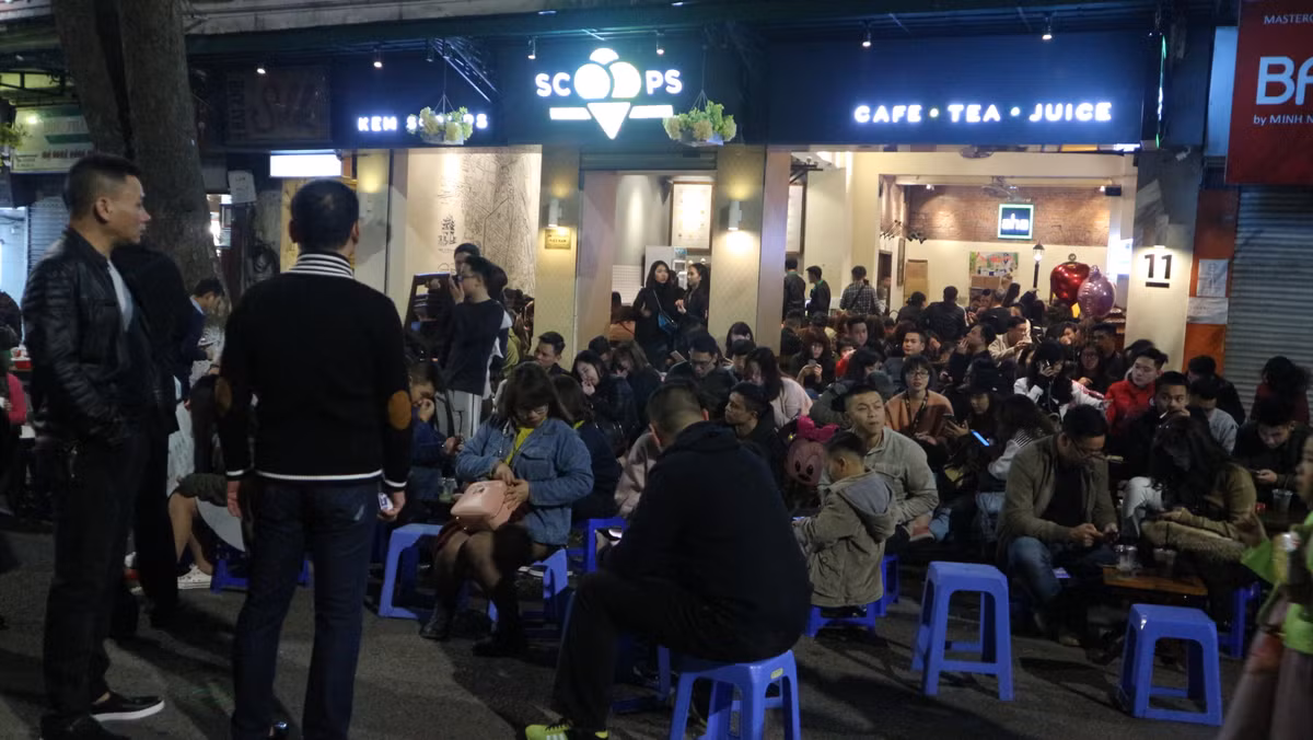 Các lực lượng chức năng phải rất vất vả để giải tán những hàng nước trái phép để giúp người dân có không gian đón màn pháo hoa đặc sắc tại phố đi bộ Hồ Gươm.