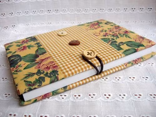 Trong thời đại công nghệ như hiện nay, ít ai nghĩ đến sổ nhật ký. Nhưng ít ai còn nhớ rằng, chúng là nơi mà mỗi người thường ghi chép lại những cảm xúc đặc biệt, những điều thầm kín. Hãy tặng nàng một cuốn sổ nhỏ xinh để nàng lưu giữ những điều đặc biệt đó.