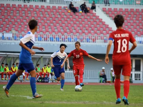 Ở trận đầu ra quân, với lối chơi hiện đại và khoa học, các cô gái của ĐT Việt Nam đã hạ gục đối thủ Singapore với tỷ số không tưởng tới 14-0. The Straits Times.