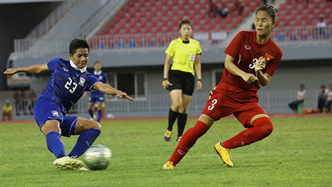 Mặc dù gặp rất nhiều khó khăn trước lối chơi không ngại va chạm và có phần thô bạo của các cầu thủ Thái Lan, thế nhưng đoàn quân của HLV Mai Đức Chung đã sử dụng những pha chạy chỗ thông minh và kết liễu đối thủ bằng hai bàn thắng. Ảnh: Asiachannel.