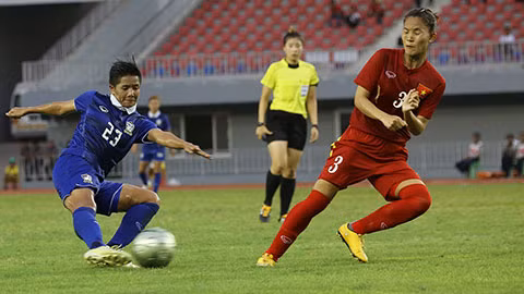 Mặc dù gặp rất nhiều khó khăn trước lối chơi không ngại va chạm và có phần thô bạo của các cầu thủ Thái Lan, thế nhưng đoàn quân của HLV Mai Đức Chung đã sử dụng những pha chạy chỗ thông minh và kết liễu đối thủ bằng hai bàn thắng. Ảnh: Asiachannel.