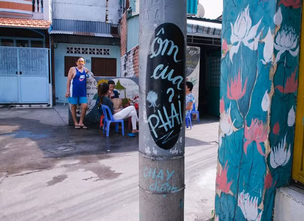 Có lẽ bất cứ ai đi ngang qua cũng phải đi chầm chậm lại để đọc những biển chỉ dẫn vừa hài hước vừa ý nghĩa của người dân Sài Gòn, dù rất bình dị nhưng nó cũng giảm thiểu rất nhiều tai nạn đáng tiếc cho người đi đường.