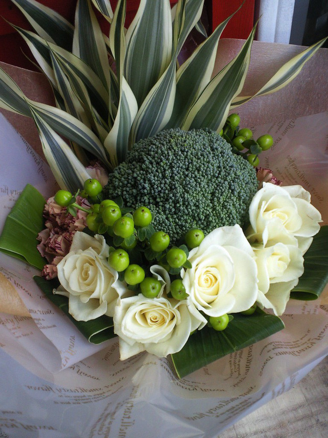 Được biết, bó hoa súp lơ xanh như trên vốn đã là một trào lưu của thế hệ trẻ tại Nhật Bản. Họ dùng nó để thay hẳn cho hoa cưới, tạo nên một điểm nhấn ngộ nghĩnh, độc lạ cho ngày lễ thiêng liêng của cuộc đời mình.