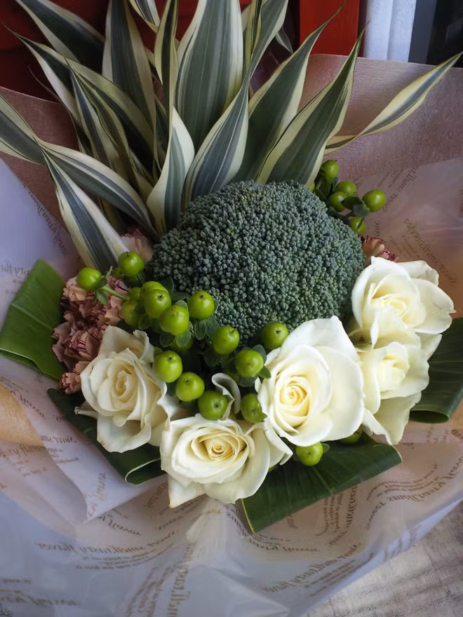 Được biết, bó hoa súp lơ xanh như trên vốn đã là một trào lưu của thế hệ trẻ tại Nhật Bản. Họ dùng nó để thay hẳn cho hoa cưới, tạo nên một điểm nhấn ngộ nghĩnh, độc lạ cho ngày lễ thiêng liêng của cuộc đời mình.