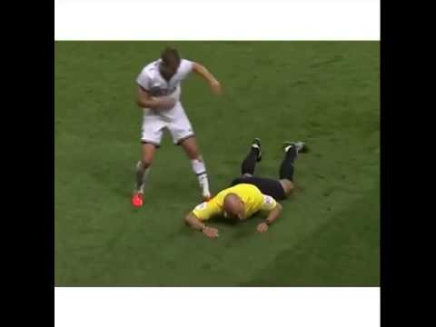 Nhiều người thường đùa nhau rằng, các vị trọng tài thường phải mua bảo hiểm khá cao khi họ bị các cầu thủ phạm lỗi.