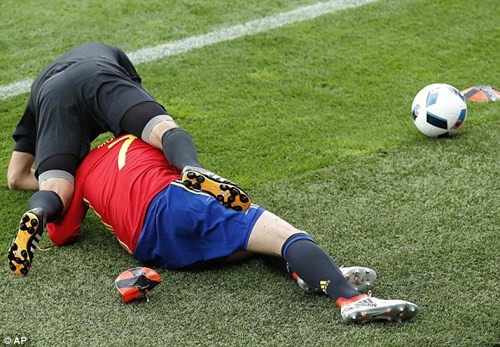 Pha cứu bóng của Morata trong khuôn khổ bảng D VCK Euro 2016 đã khiến vị trọng tài biên ngã lăn ra đất. Nhưng rất may mắn ông vua áo đen này không bị chấn thương sau pha vào bóng của cầu thủ bên phía Tây Ban Nha. Ảnh: AP.