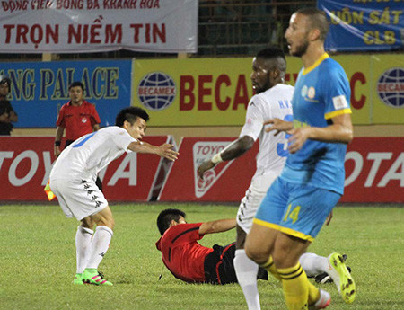 Văn Quyết của CLB Hà Nội T&amp;T từng phải nhận án phạt rất nặng sau khi xô ngã trọng tài.