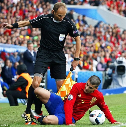 Mới đây, trong trận đấu giữa ĐT Tây Ban Nha và CH Czech tại lượt trận vòng bảng Euro 2016, tình huống lao vào cứu bóng và va chạm với trọng tài biên của Morata đã khiến khán giả trên sân một tràng cười vỗ bụng. Ảnh: AP.