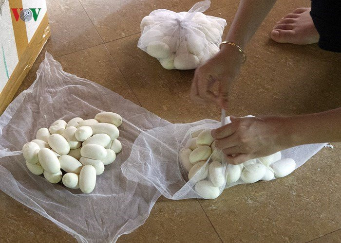 Việc tiêu thụ rắn thịt khá thuận lợi do nhu cầu thị trường lớn. Không chỉ bán trong nước, mỗi năm xã xuất khẩu khoảng 150-200 tấn rắn thương phẩm sang thị trường châu Á, chủ yếu là Trung Quốc.