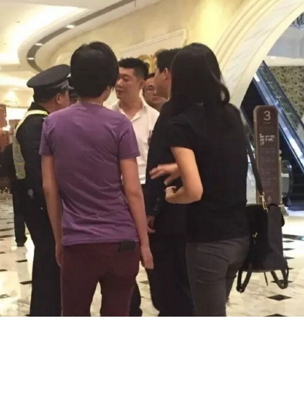 Đoạn clip ghi lại cảnh người phụ nữ mặc áo tím vừa lớn giọng: "Ông chủ nhà hàng đánh người" vừa định xông vào bên trong tiếp tục tranh cãi. Lúc đó, một người đàn ông cao lớn mặc áo trắng từ bên trong bước ra, lớn tiếng đáp lại người phụ nữ: "Tôi hút thuốc đấy, hóa đơn của cô, tôi thanh toán rồi, cô có thể đi, đừng gây khó dễ cho việc làm ăn của nhà hàng, có vấn đề gì cứ tìm tôi".