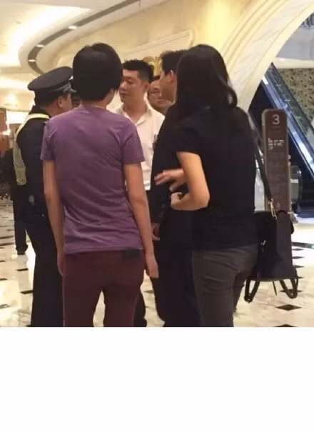 Đoạn clip ghi lại cảnh người phụ nữ mặc áo tím vừa lớn giọng: "Ông chủ nhà hàng đánh người" vừa định xông vào bên trong tiếp tục tranh cãi. Lúc đó, một người đàn ông cao lớn mặc áo trắng từ bên trong bước ra, lớn tiếng đáp lại người phụ nữ: "Tôi hút thuốc đấy, hóa đơn của cô, tôi thanh toán rồi, cô có thể đi, đừng gây khó dễ cho việc làm ăn của nhà hàng, có vấn đề gì cứ tìm tôi".