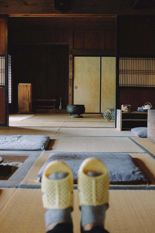 Thăm một gian phòng nho nhỏ đậm đầy nét xưa của nước Nhật cũ, tuy nhiên vào đây thì tổ ong phải nằm ngoài chứ không vào trong được đâu.