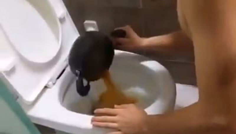 Trong clip, các nhân vật đã đổ hết số mì còn thừa trong bữa tiệc, đổ dồn vào bồn cầu, sau đó cầm nĩa tạo dáng như thể mình đang ăn chúng.