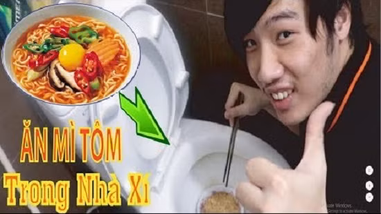 Được biết, hai nhân vật trên đã cùng tham gia một bữa tiệc tại địa phương, sau khi kết thúc tiệc, cả hai nảy ra ý tưởng điên rồ là sẽ chụp ảnh ăn mì trong bồn cầu để đăng tải lên MXH "câu view".