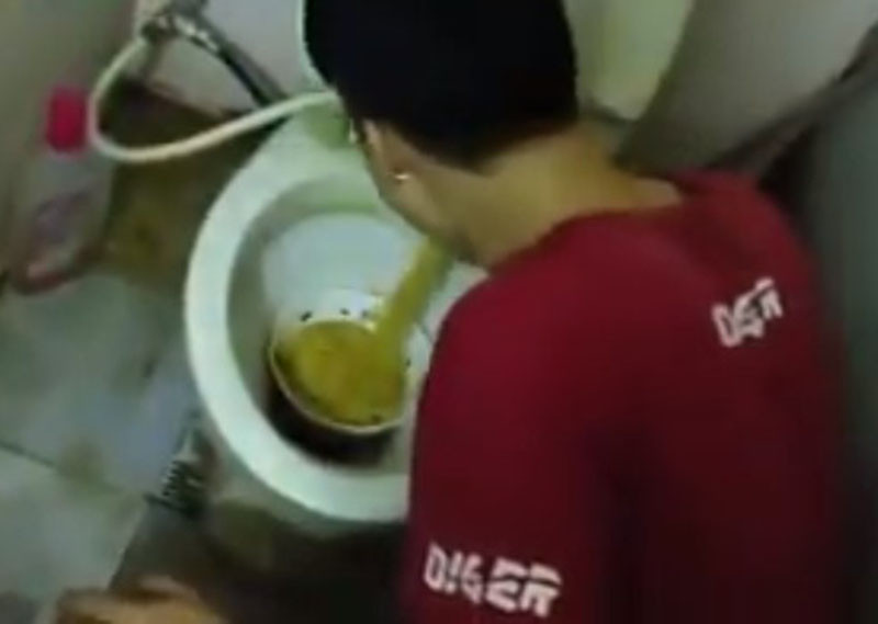 Ở bức ảnh được cho là đỉnh điểm "mất vệ sinh" nhất, môi của nhân vật gần như chạm hẳn vào chỗ mì vừa bị nhúng nước bồn cầu kia.