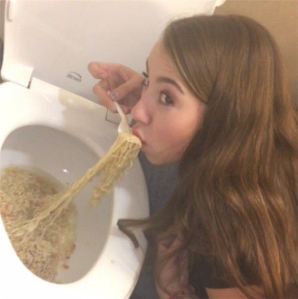 Trước đó, năm 2017, hai cô gái trẻ Hannah Hepler (19 tuổi) cùng Taylor O'Dore (18 tuổi), ở thành phố Lynnwood, bang Washington, Mỹ, đã gây xôn xao khi đăng tải những bức ảnh ghi lại cảnh ăn mì từ bồn cầu.