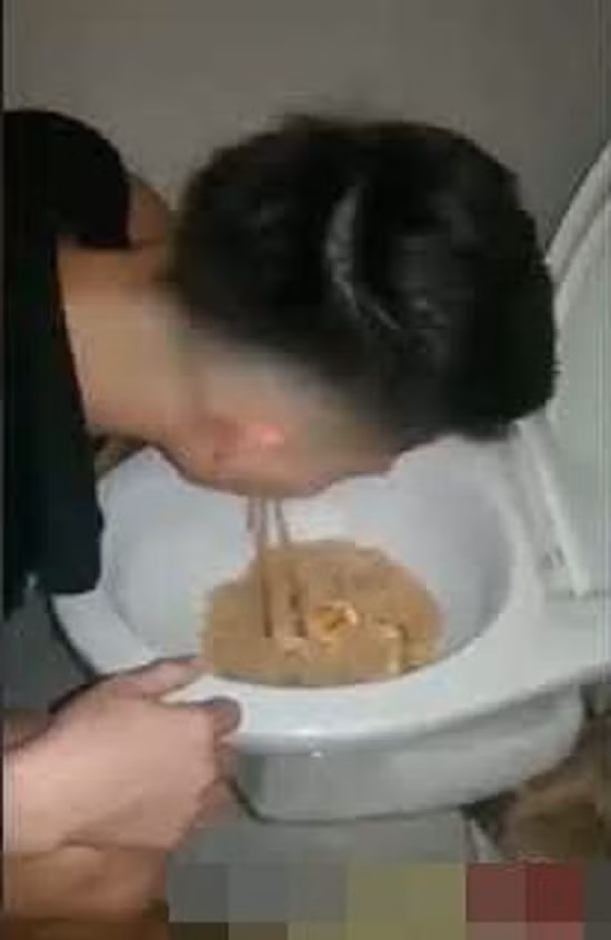 Ngay sau khi đăng tải, clip ăn mì trong bồn cầu đã thu hút 5 nghìn bình luận, 100 lượt chia sẻ trên MXH.
