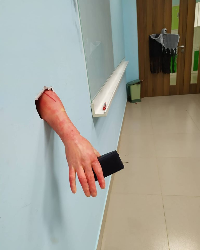 Với sự sáng tạo màn trang trí lễ hội Halloween của các học sinh trường FPT khiến nhiều người nhìn qua phải giật mình thon thót.