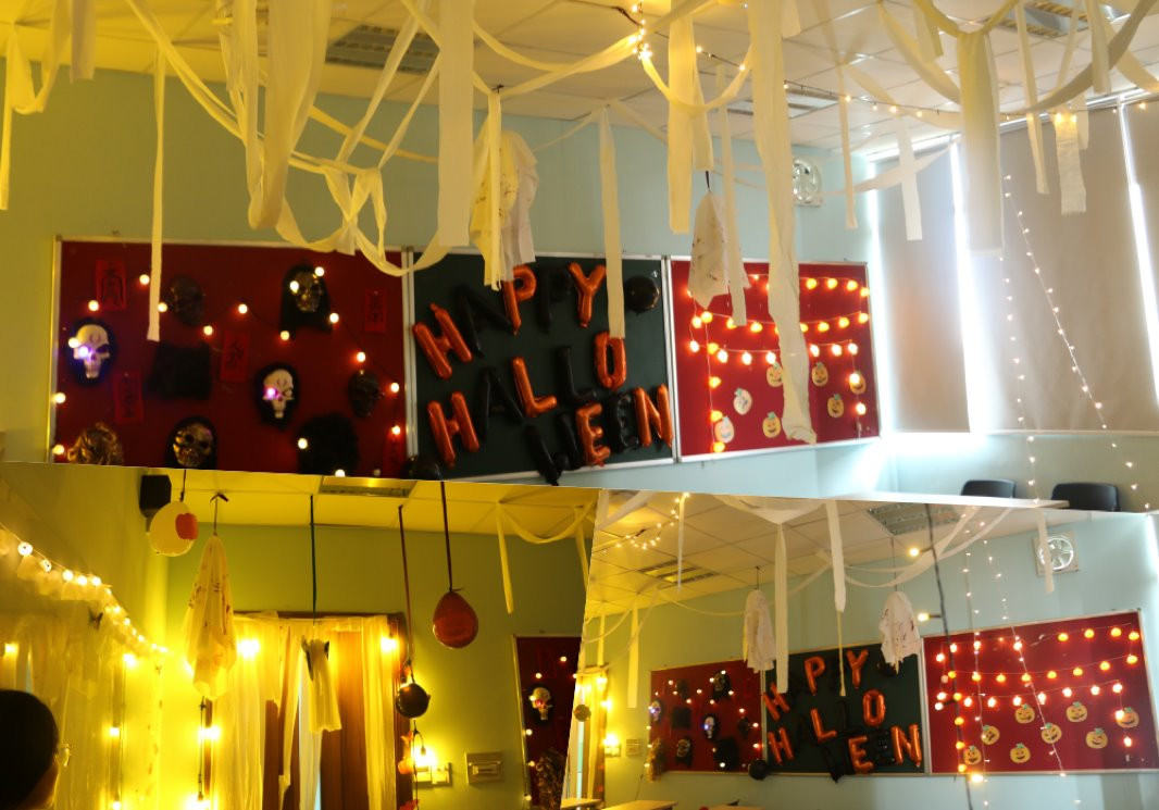 Để chuẩn bị cho mùa Halloween năm nay, các học sinh trường FPT phải kì công chuẩn bị.