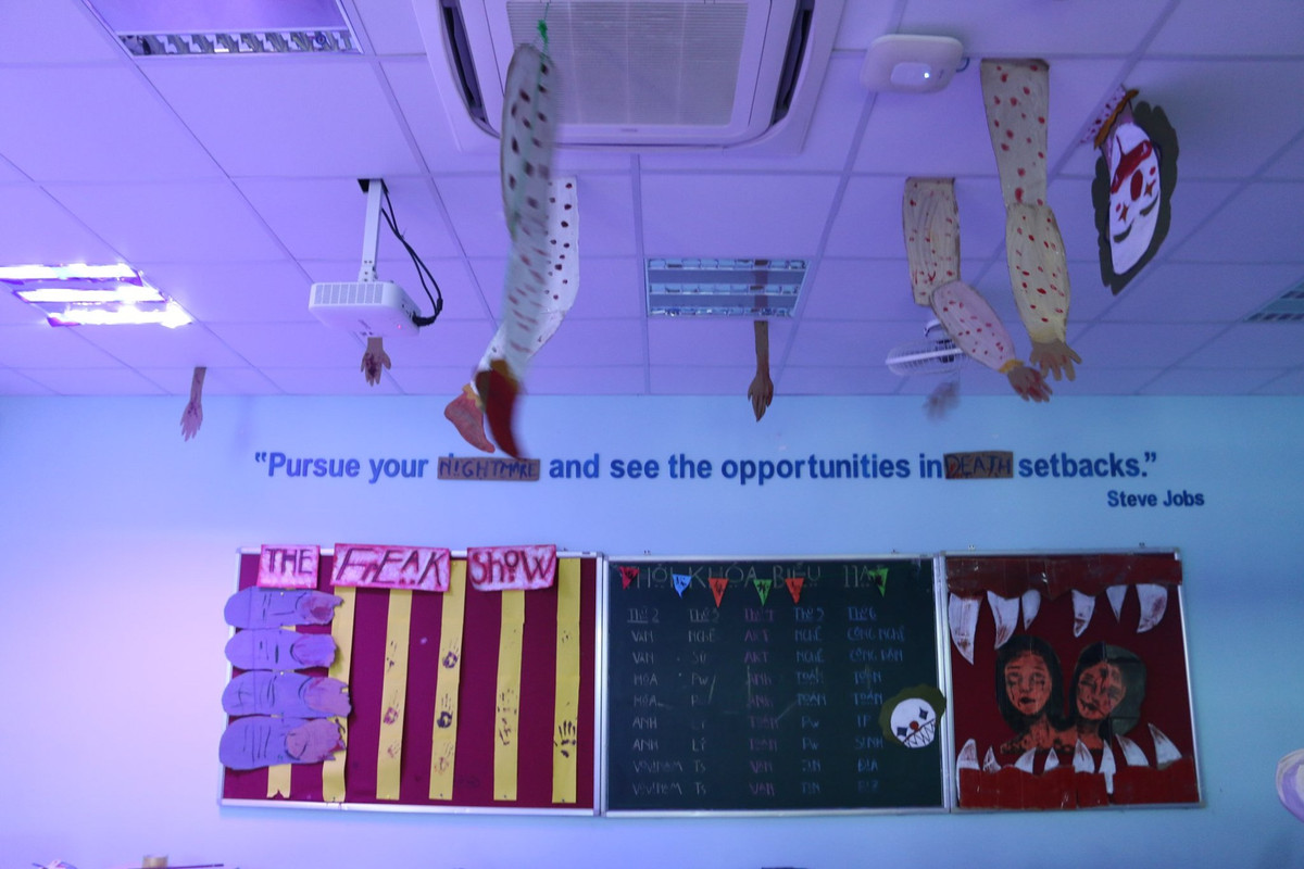 Giật mình với tấm bảng và những thứ tay chân treo lủng lẳng trên trần lớp học tại trường THPT FPT.