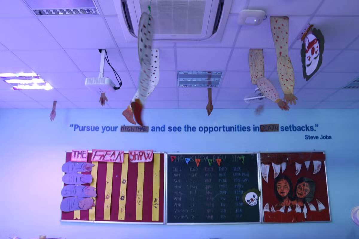 Giật mình với tấm bảng và những thứ tay chân treo lủng lẳng trên trần lớp học tại trường THPT FPT.