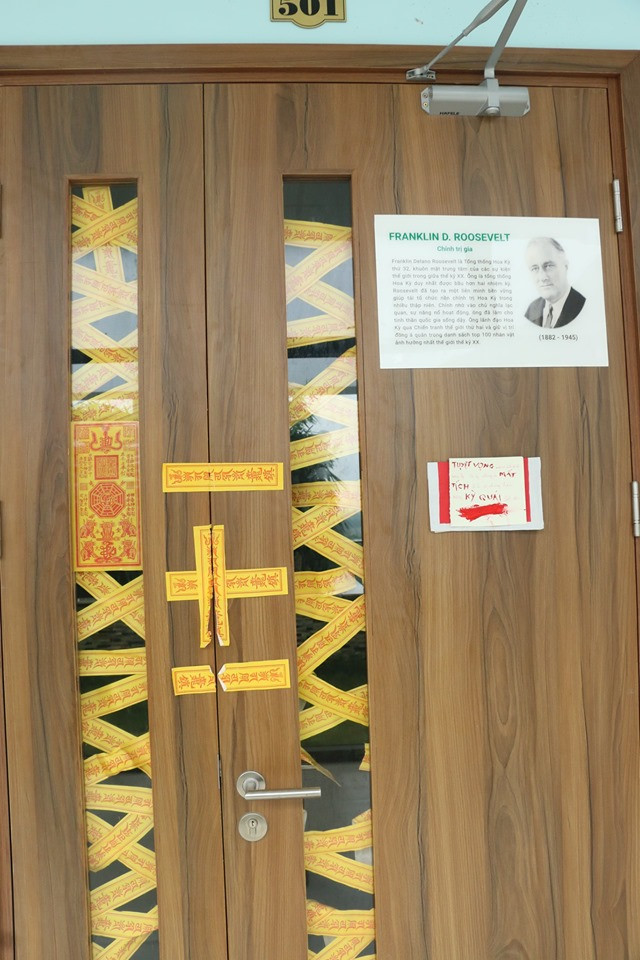 Bùa phong ấn được dùng để niêm phong tủ góc lớp.