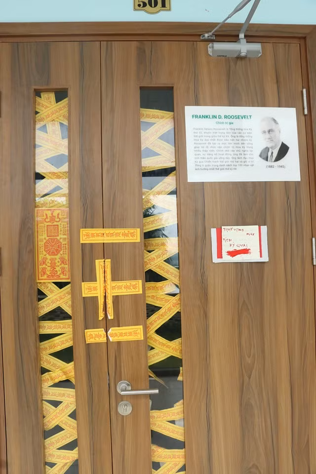 Bùa phong ấn được dùng để niêm phong tủ góc lớp.