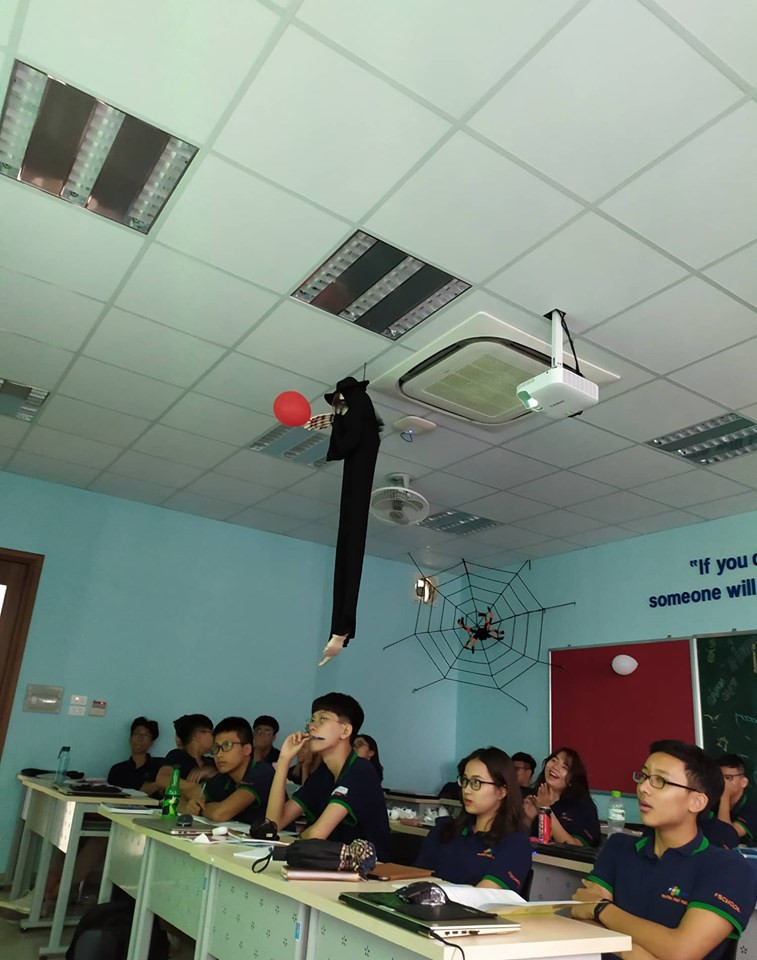 Mới đây trên fanpage "Trường người ta", màn trang trí Halloween của các học sinh THPT FPT Hà Nội gây chú ý lớn với CĐM.