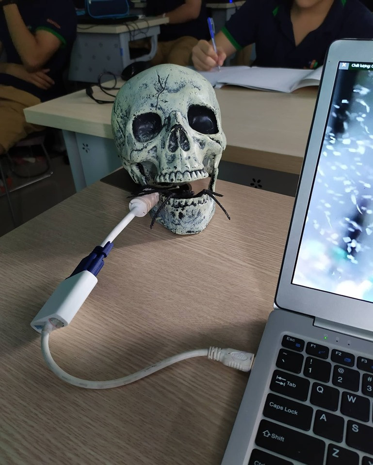 Không chỉ trang trí tổng thể trong lớp, mỗi học sinh trường FPT đều tự thể hiện cá tính của mình bằng những dụng cụ kinh dị ngay trên bàn học mùa Halloween năm nay.