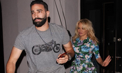 Pamela Anderson và Adil Rami xuất hiện tại một nhà hàng ở khu Hollywood tuần trước