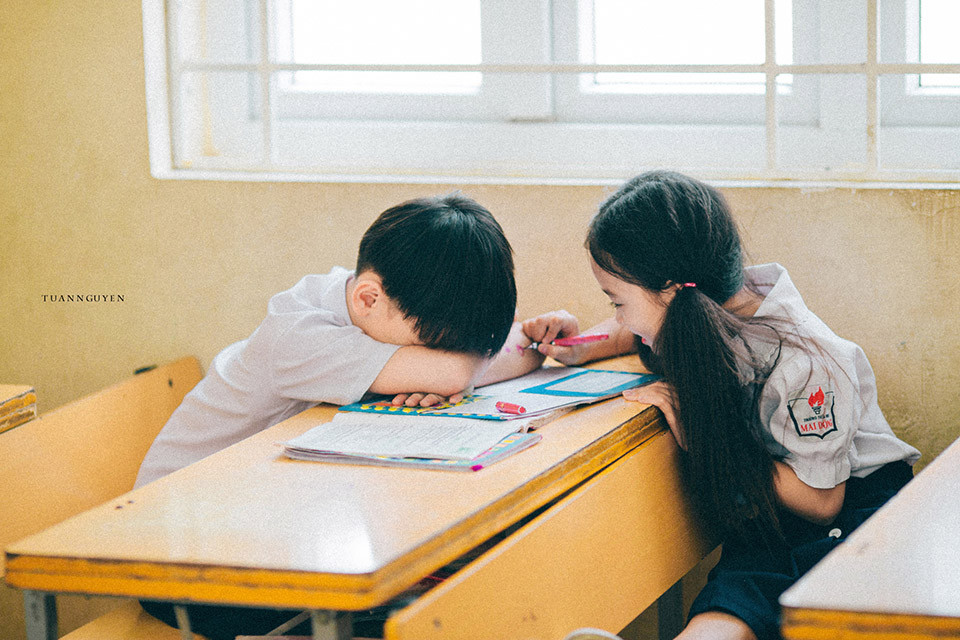 Ai cũng từng một lần ngủ gật trong lớp để rồi thức dậy với khuôn mặt đầy mực, cánh tay đầy hình thù kỳ dị, những ngón tay thì sơn đủ các màu và thủ phạm chính không ai khác đó là đứa ngồi cùng bàn.