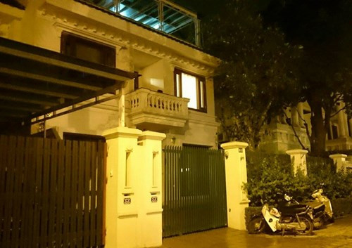 Quan sát bên ngoài, căn biệt thự có diện tích khoảng hơn 200m, xây 3 tầng, không có sân vườn tiểu cảnh như một số biệt thự khác.