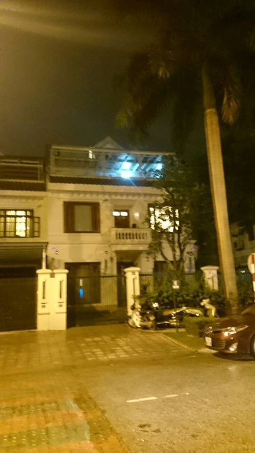 Tối cùng ngày, CQĐT thực hiện khám xét nhà riêng cựu Chủ tịch Tập đoàn Dầu khí VN tại biệt thự tại khu D2 thuộc khu đô thị Ciputra, quận Tây Hồ (Hà Nội).