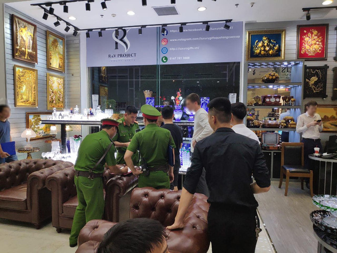 Cụ thể Bella trình bày rằng: "Em đi ngang qua, em xem cái đồng hồ của người ta. Đầu tiên em không biết mình đánh vỡ, em tưởng khoảng cách xa như thế làm sao mình đánh vỡ được. Cái bàn đồng hồ bên này, cái bàn kia nó bên này hai cái phải cách nhau 1m".