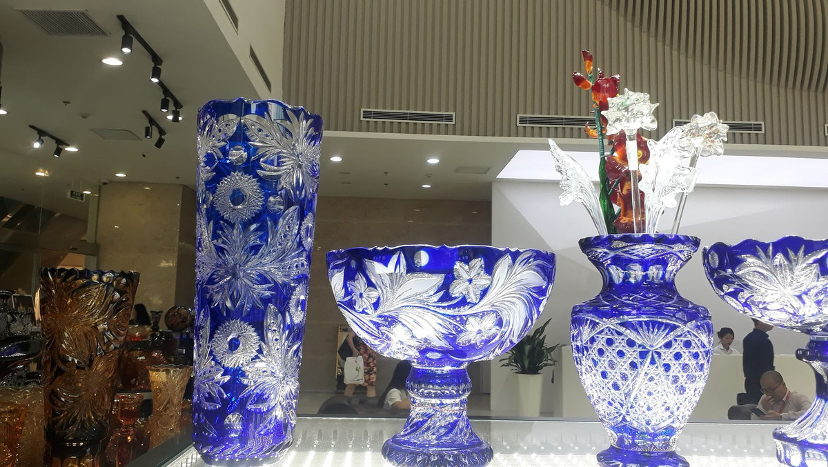 Chia sẻ về sự cố với Bella, quản lý cửa hàng Timur (người Nga) đã cho biết: "Sau khi làm vỡ chiếc bình, cô ấy nói sẽ gọi bạn đến bồi thường, tuy nhiên từ 2 giờ chiều đến 8 giờ tối cô ấy vẫn không gọi được ai đến. Khi ra công an phường, chúng tôi được biết cô ấy là một người hoàn cảnh, anh công an chia sẻ rằng cô ấy cũng thường xuyên phải ra đồn công an vì nhưng tình huống tương tự.