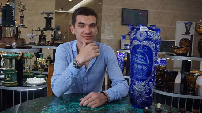 Sau khi nghe anh công an nói, chúng tôi đã về, lên mạng tìm hiểu về người phụ nữ này, thực sự chúng tôi cũng không hiểu lối sống của cô ấy. Tuy nhiên vì cô ấy có hoàn cảnh khó khăn, chúng tôi quyết định không bắt cô ấy phải bồi thường, dù khoản tiền không hề nhỏ.". anh Timur cho biết thêm.